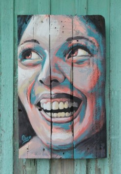 peinture-sur-bois-portrait-femme-sourire