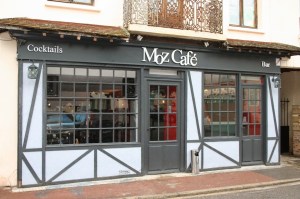 Vitrine du Moz Café à Crouy sur Ourcq. Exposition de mes tableaux du3 février au 31 mars