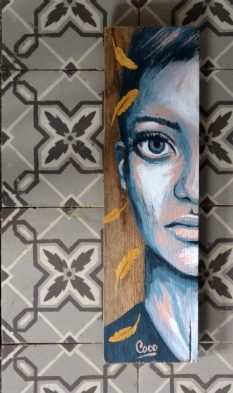 peinture-tableau-bois-demi-portrait-motif-doré-plumes-carreau-ciment