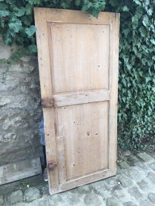 vieille porte en bois, support du tableau cocoon de Coraline Van Butsele