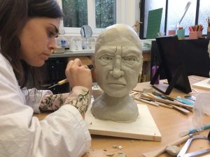 portrait réalisé à l'argile par Coraline Van Butsele dans le cadre du stage sculpture encadré par Jonathan Boucher aux ateliers créatifs de Villers-Cotterets