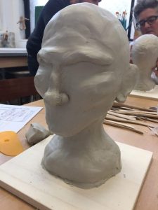 portrait réalisé à l'argile par Coraline Van Butsele dans le cadre du stage sculpture encadré par Jonathan Boucher aux ateliers créatifs de Villers-Cotterets