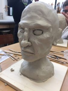portrait réalisé à l'argile par Coraline Van Butsele dans le cadre du stage sculpture encadré par Jonathan Boucher aux ateliers créatifs de Villers-Cotterets