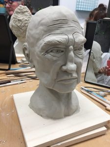 portrait réalisé à l'argile par Coraline Van Butsele dans le cadre du stage sculpture encadré par Jonathan Boucher aux ateliers créatifs de Villers-Cotterets