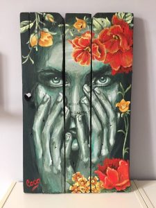 Peinture, portrait de femme orné de fleurs à l'acrylique sur bois, réalisé par Coraline Van Butsele