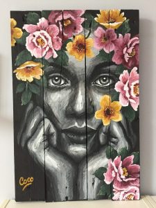 Peinture, portrait de femme orné de fleurs à l'acrylique sur bois, réalisé par Coraline Van Butsele