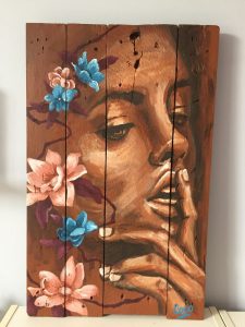 Peinture, portrait de femme orné de fleurs à l'acrylique sur bois, réalisé par Coraline Van Butsele