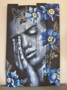 Peinture, portrait de femme orné de fleurs à l'acrylique sur bois, réalisé par Coraline Van Butsele