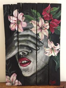 Peinture, portrait de femme orné de fleurs à l'acrylique sur bois, réalisé par Coraline Van Butsele