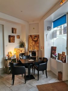 exposition de peinture sur bois de Coraline Van Butsele alias coco au restaurant le st antoine à Crépy en Valois.